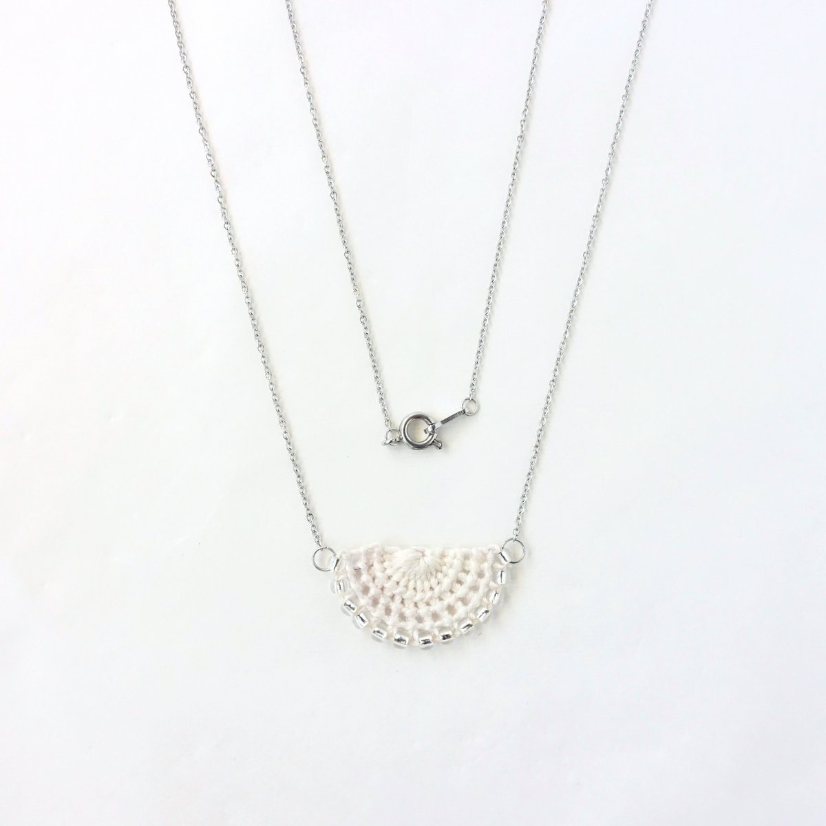刺繍モチーフのネックレス ｜ suku ｜ホワイト × シルバー | いとまとふ