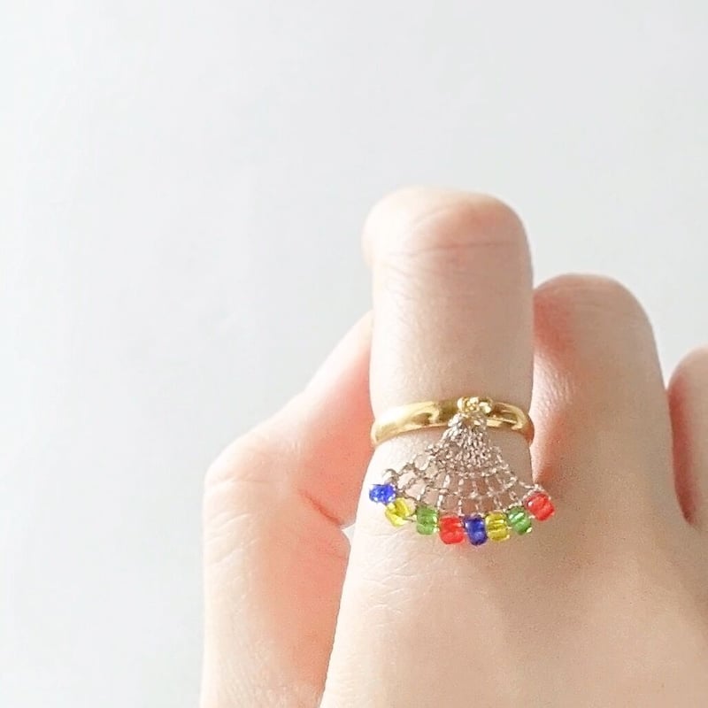 刺繍モチーフがゆれるリング | suku |ゴールドベージュ 刺繍モチーフがゆれるリング | suku |ゴールドベージュ
