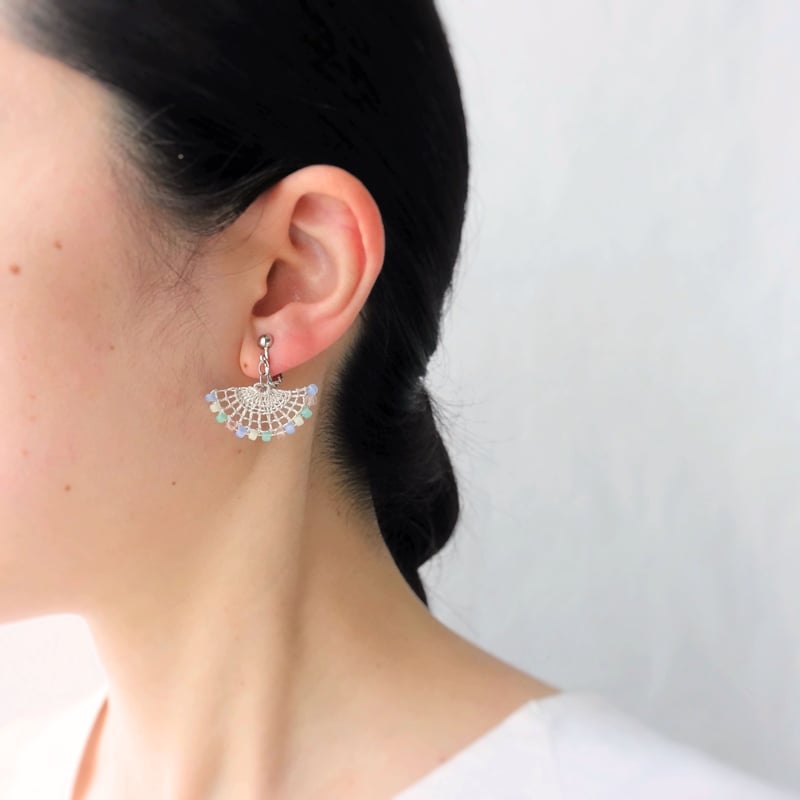 【専用】刺繍ピアス まぁるいピアス* ブラックにシルバーボール 刺繍モチーフがゆれるイヤリング/ピアス｜suku｜ シルバー×ライト