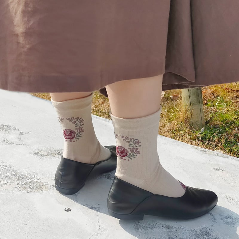 ⌇表糸 綿100%⌇ フラワー刺繍風 ロークルー丈 ソックス ⌇表糸 綿100%⌇ フラワー刺繍風 ロークルー丈 ソックス