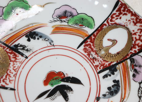 大正~昭和戦前ゴム印判色絵松と鶴丸図７寸皿 釉剥げ,色擦れ