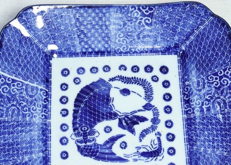 明治前期紙刷魚と海老図角皿➁　窯傷