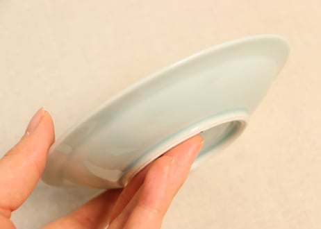 昭和戦前青磁陰刻梅図小皿