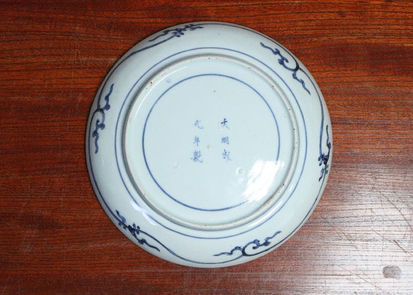 江戸中期コンニャク印判団龍と菊図7寸皿① 見込み落ちかたつき