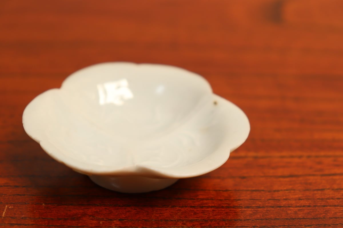 古九谷　白磁　輪花　小皿　江戸時代　アンティーク　骨董 江戸中期古九谷白磁陽刻花図三弁豆皿ノミホツ | 吉祥寺PukuPuku
