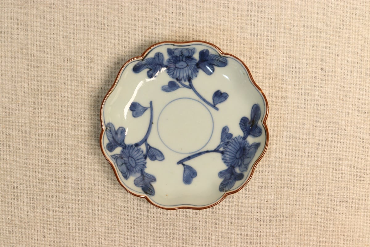 ◆染付菊形輪花皿7枚 花文 小皿中皿 旧家蔵出し品 美品 江戸幕末期〜明治初期◆ 菊桜文六寸深皿 | 茶房 古九谷