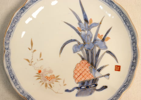 明治前期赤絵金彩柘榴と菖蒲図8寸皿