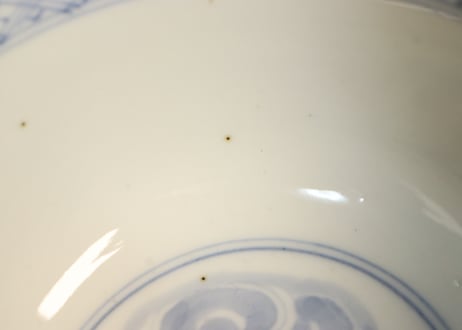 明治前期色絵竹梅と桐図通り物飯茶碗②黒点
