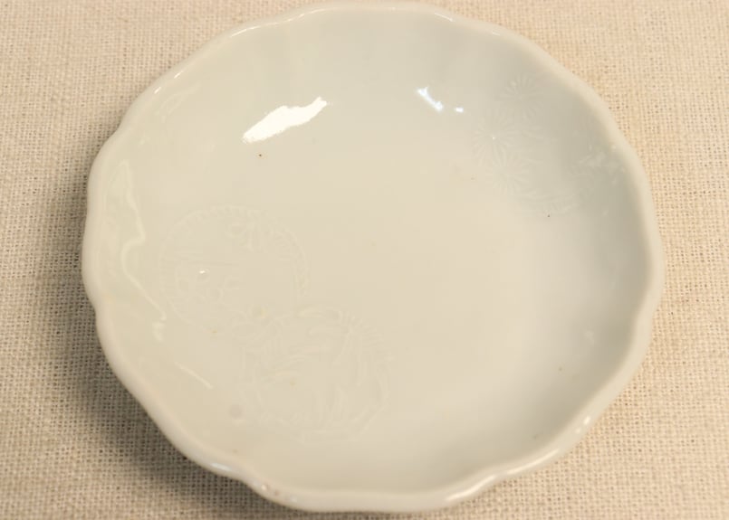 明治前期白磁陽刻松竹梅丸文小皿 | 吉祥寺PukuPuku