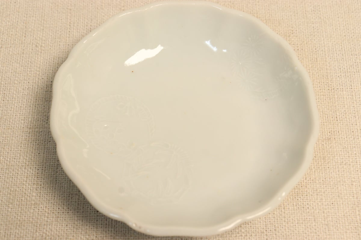 明治前期白磁陽刻松竹梅丸文小皿 | 吉祥寺PukuPuku