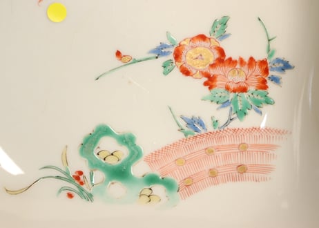 明治後期~大正色絵春蘭と牡丹に鳳凰図角小鉢②　トリ足