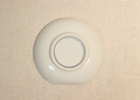 大正～昭和戦前染付花散らし図半月型小皿