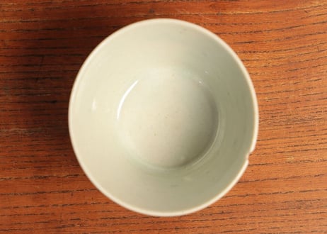 江戸中期コンニャク印判牡丹と唐草文高台付き猪口① ホツ,ニュウ