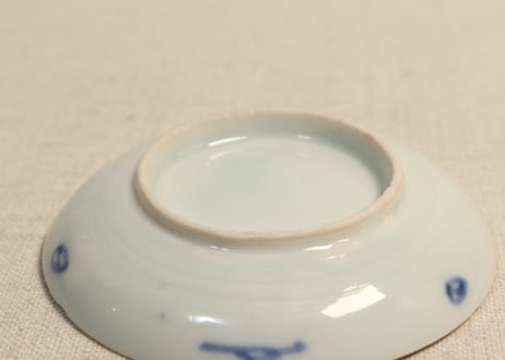明治前期色絵陰刻麻の葉と桜図小皿②　窯傷