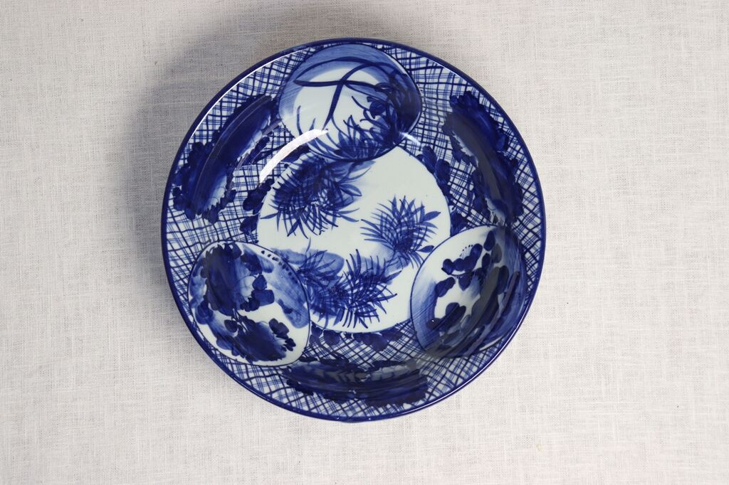 明治前期ベロ藍丸窓に草花図8寸鉢 ノミホツ | 吉祥寺PukuPuku