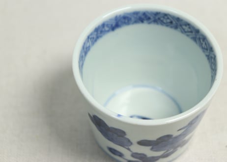 江戸後期染付菊と蝶図猪口①菊三輪