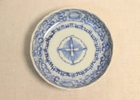 江戸幕末線描き牡丹と唐草図小皿①