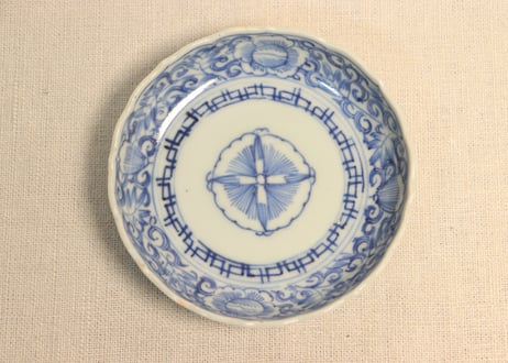江戸幕末線描き牡丹と唐草図小皿①