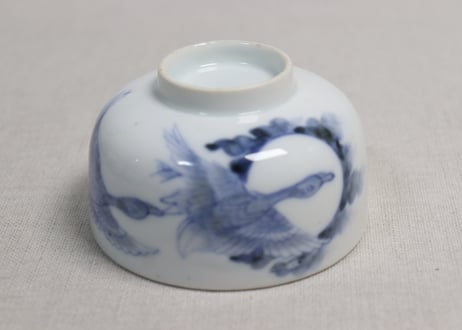 明治前期染付月に鳥図湯呑　黒点,フリモノ