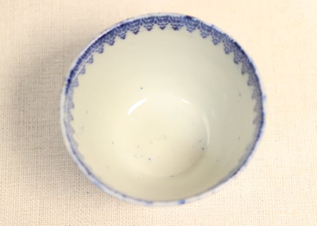 明治前期紙刷微塵唐草図猪口②　歪み,窯傷