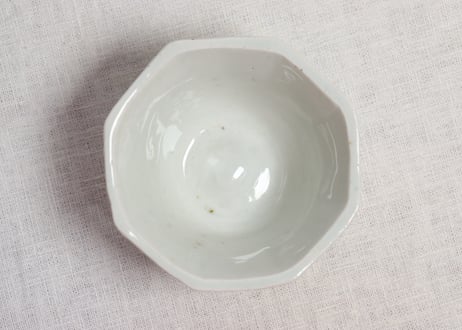 江戸中期白磁陽刻人物と漢詩図八角向付　高台ホツ