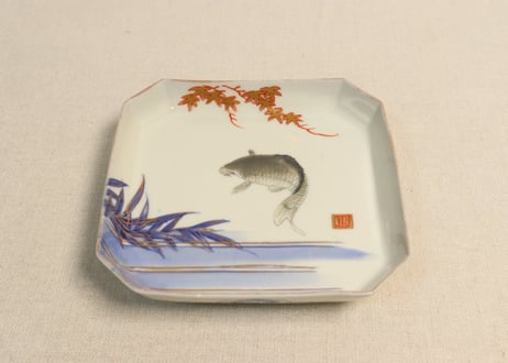 明治前期色絵鯉図角皿①釉切れ有