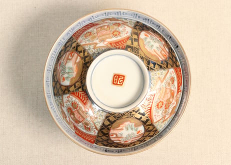明治前期色絵桃に山水と鳥籠図通り物飯茶碗