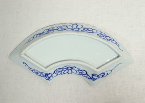 明治前期東北の焼染付獅子牡丹図扇面型皿②フリモノ,黒点