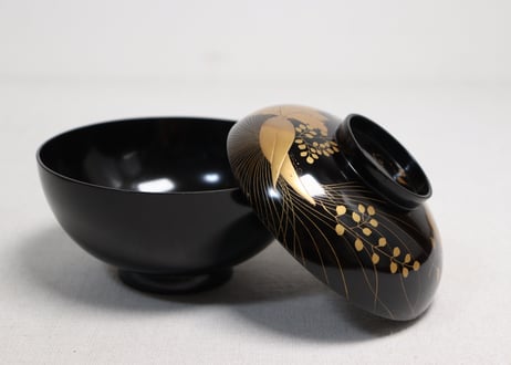 総黒蒔絵蕪大根図吸物椀　僅かなキズ有