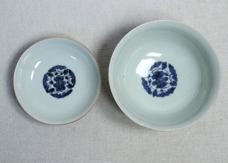 江戸後期色絵山水図窓絵と亀甲文図蓋茶碗　少釉剥げ