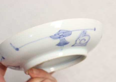 明治後期～大正染付アヤメとやじろべえと兎図小皿 黒点