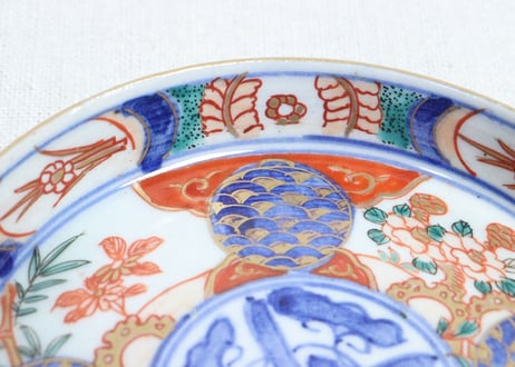 明治前期色絵牡丹と青玉に青海波図縁立小皿②　縁浅め