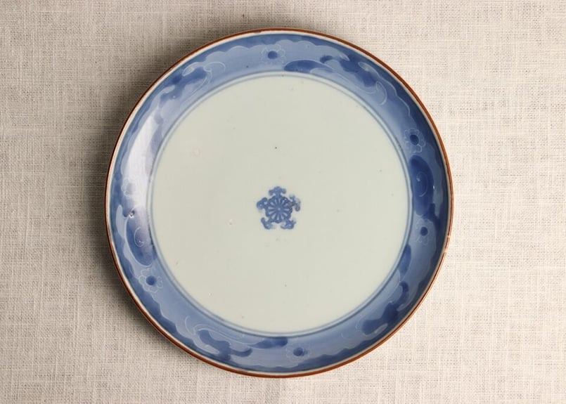 江戸中期染付墨弾き波と菊図6寸皿 | 吉祥寺PukuPuku