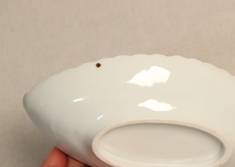 明治前期色絵山水図輪花縁舟形皿②裏黒点