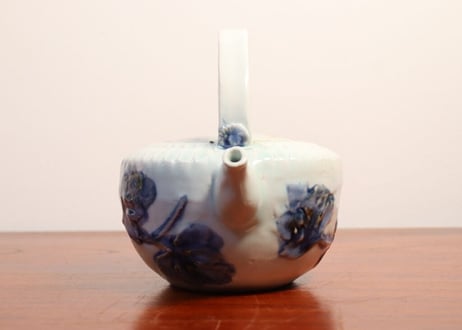 江戸後期陽刻染付菊花図銚子 蓋ホツ身ニュウ