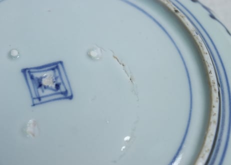 江戸中期染付流水に菊と障子図6寸皿　少フリモノ,ややカタツキ