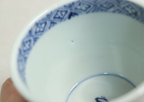 江戸後期染付菊と蝶図猪口①菊三輪