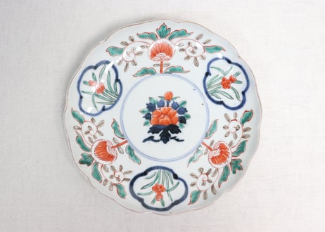明治前期色絵六方に牡丹と水仙図7寸皿②かたつき