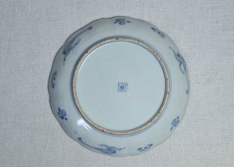 明治前期色絵桃に梅と牡丹図７寸皿　釉剥げ
