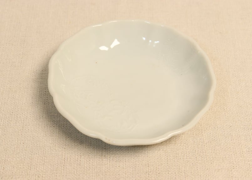 44/z1 陽刻 花文 小皿 豆皿 1客 44/z1 陽刻 花文 小皿 豆皿 1客