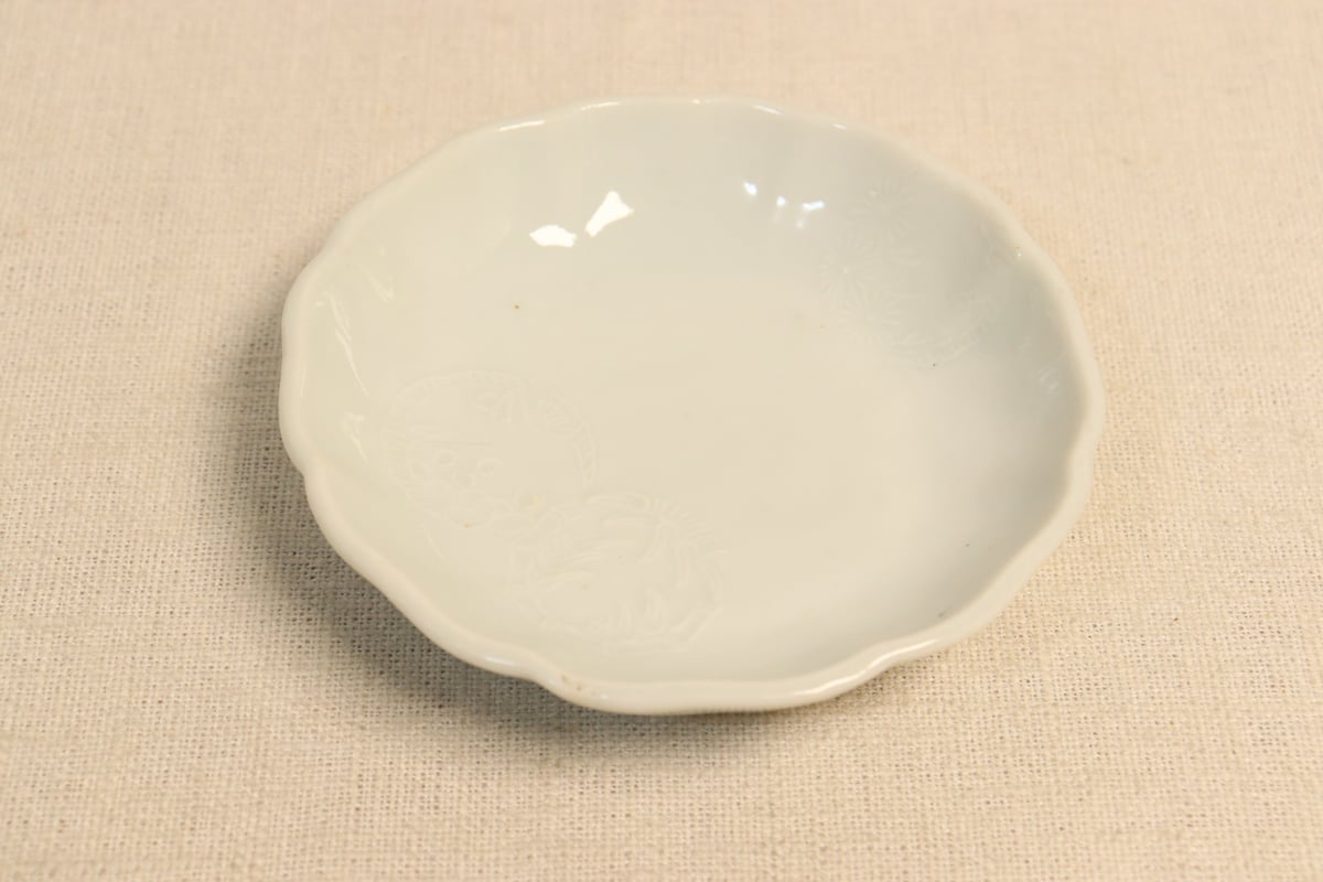 明治前期白磁陽刻松竹梅丸文小皿 | 吉祥寺PukuPuku