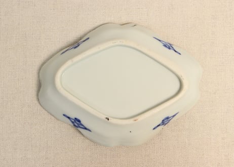 明治後期~大正色絵つわぶき図菱型皿②少かたつき