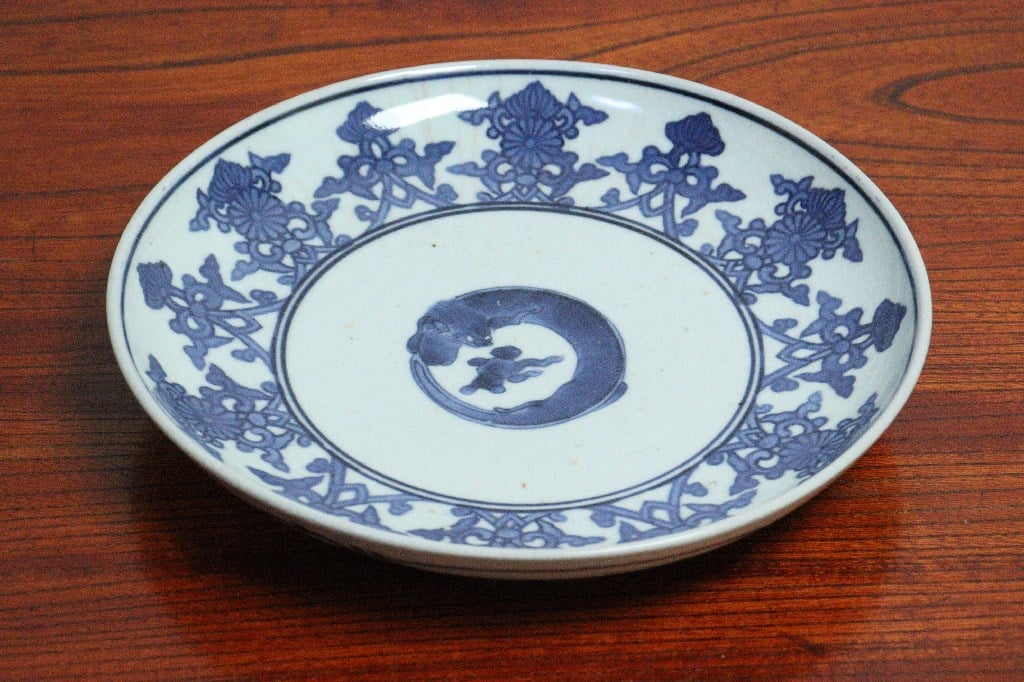 古伊万里　染付　七寸皿　江戸時代　蛸唐草　コンニャク印判　龍　骨董　金継ぎ 古伊万里 染付 七寸皿 江戸時代 蛸唐草 コンニャク印判 龍 骨董 金継ぎ