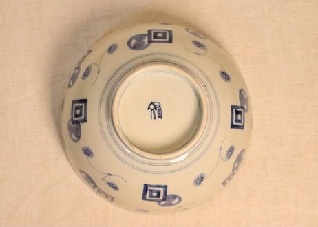 江戸幕末染付牡丹に葵と巴、角文散らし図8寸鉢 ムシクイ,高台ホツ