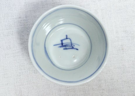 明治前期染付矢羽根図猪口