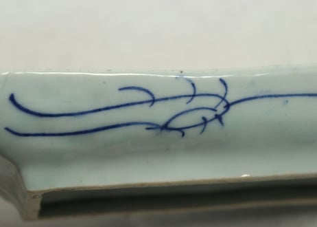 明治前期東北の焼染付牡丹図長皿 がたつき