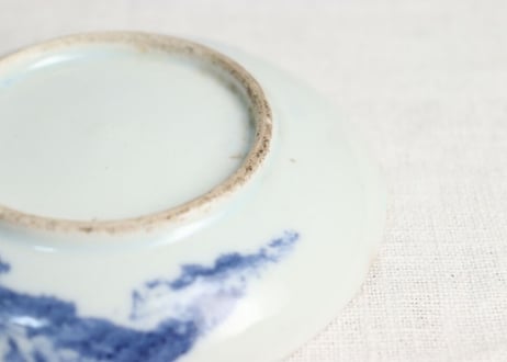 明治前期陰刻染付自動車と人物図小皿 ホツ