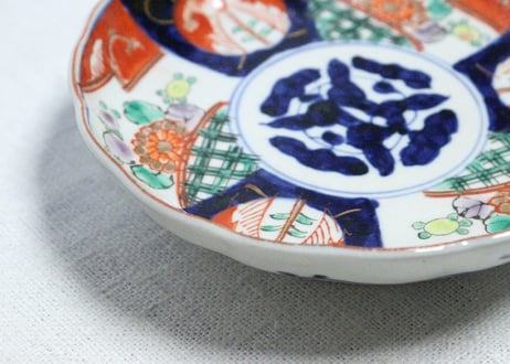 明治前期色絵三方に菊図小皿①　甘手,見込み濃いめ