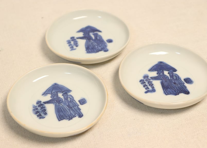 明治前期染付陰刻洋装人物図小皿① 濃いめ,歪み,かたつき | 吉祥寺PukuPuku