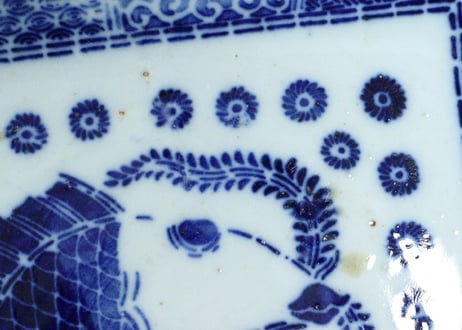 明治前期紙刷魚と海老図角皿③　ノミホツ